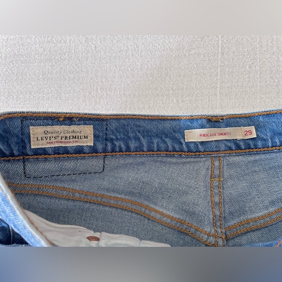 Levi’s Ribcage Shorts - Picture 3 of 3